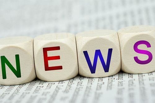 Triangulär hoe är en bra hjälpare för att gräva utomhus små växter